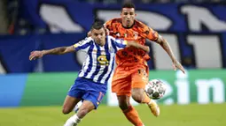 Bek Juventus, Danilo, berebut bola dengan pemain Porto, Jesus Corona, pada laga Liga Champions di Stadion Dragao, Kamis (18/2/2021). Porto menang dengan skor 2-1. (AP/Luis Vieira)