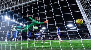 Tuan rumah sempat unggul lebih dulu lewat gol Joao Pedro menjelang akhir babak pertama. Namun, penampilan impresif Ollie Watkins di paruh kedua mengubah arah pertandingan sepenuhnya. (AFP/Glyn Kirk)