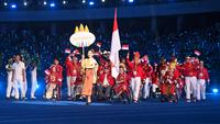 Defile kontingen Indonesia pada upacara pembukaan ASEAN Para Games 2023 di Stadion Morodk Techo. Phnom Penh, Kamboja berlangsung semarak dan meriah, Sabtu (3/6/2023) malam WIB. (Bola.com/Dok NPC Indonesia)