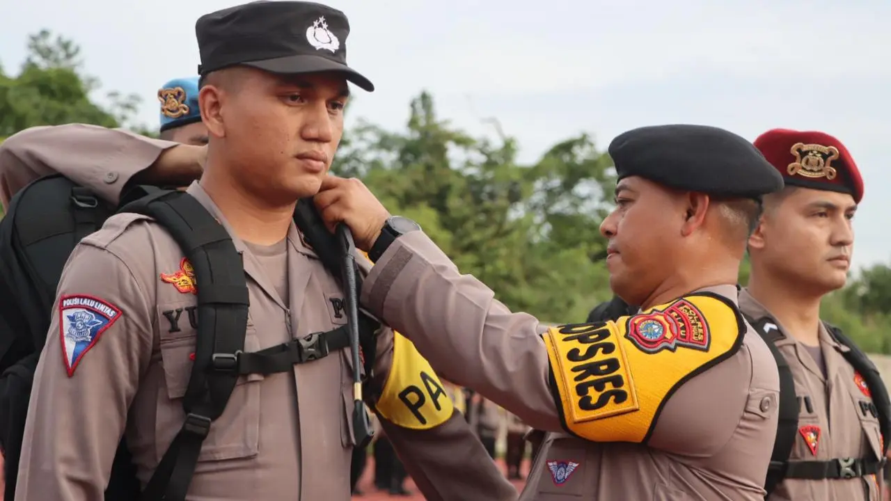 Kapolres Rokan Hulu AKBP Budi Setiyono melepas personel untuk pengamanan pemungutan suara Pilkada 2024.