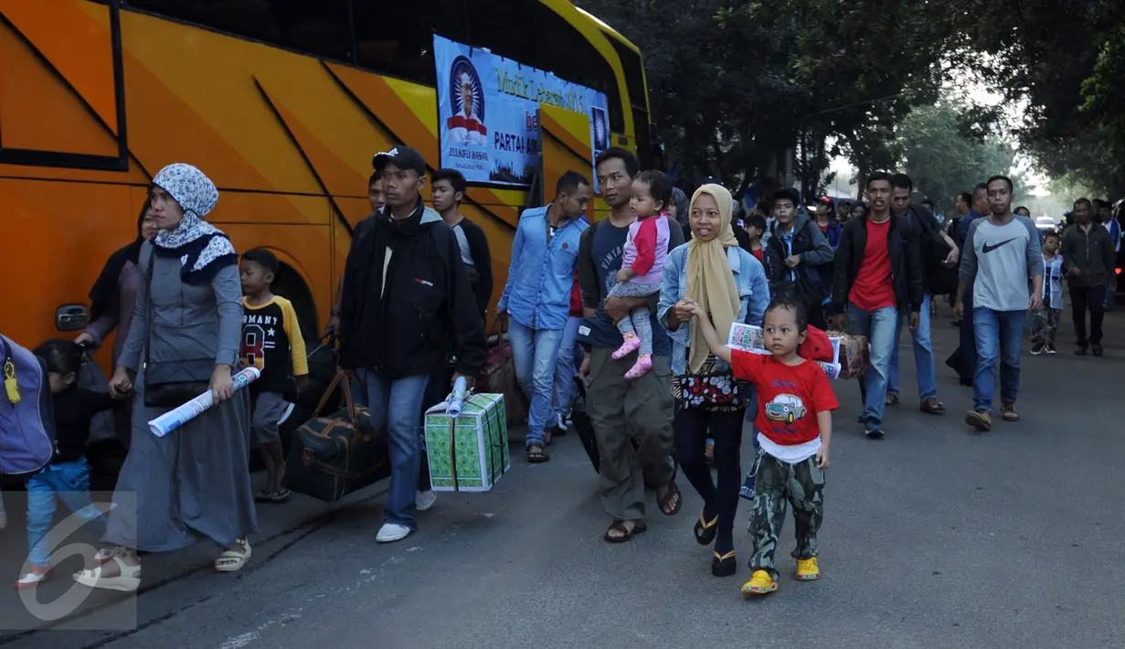 Sejumlah pemudik bersiap menuju bus di Kantor DPP PAN, Senopati, Jakarta, Sabtu (2/7).  Tujuan mudik gratis kali ini ke enam kota, yakni Palembang, Lampung Tasikmalaya, Surabaya, Semarang dan Yogyakarta. (Liputan6.com/Helmi Fithriansyah)