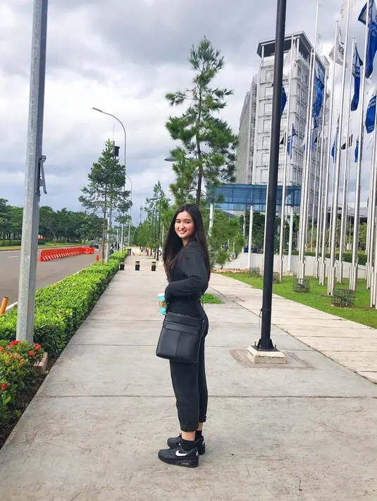 Penyanyi berusia 19 tahun ini menggunakan busana serba hitam dari baju hingga sepatu. Rambutnya yang hitam panjang, dibiarkan tergerai membuat penampilannya semakin cantik. Pelantun "I love you 3000" ini tampak tidak mengenakan kacamata kali ini. (Liputan6.com/IG/@stephaniepoetri)