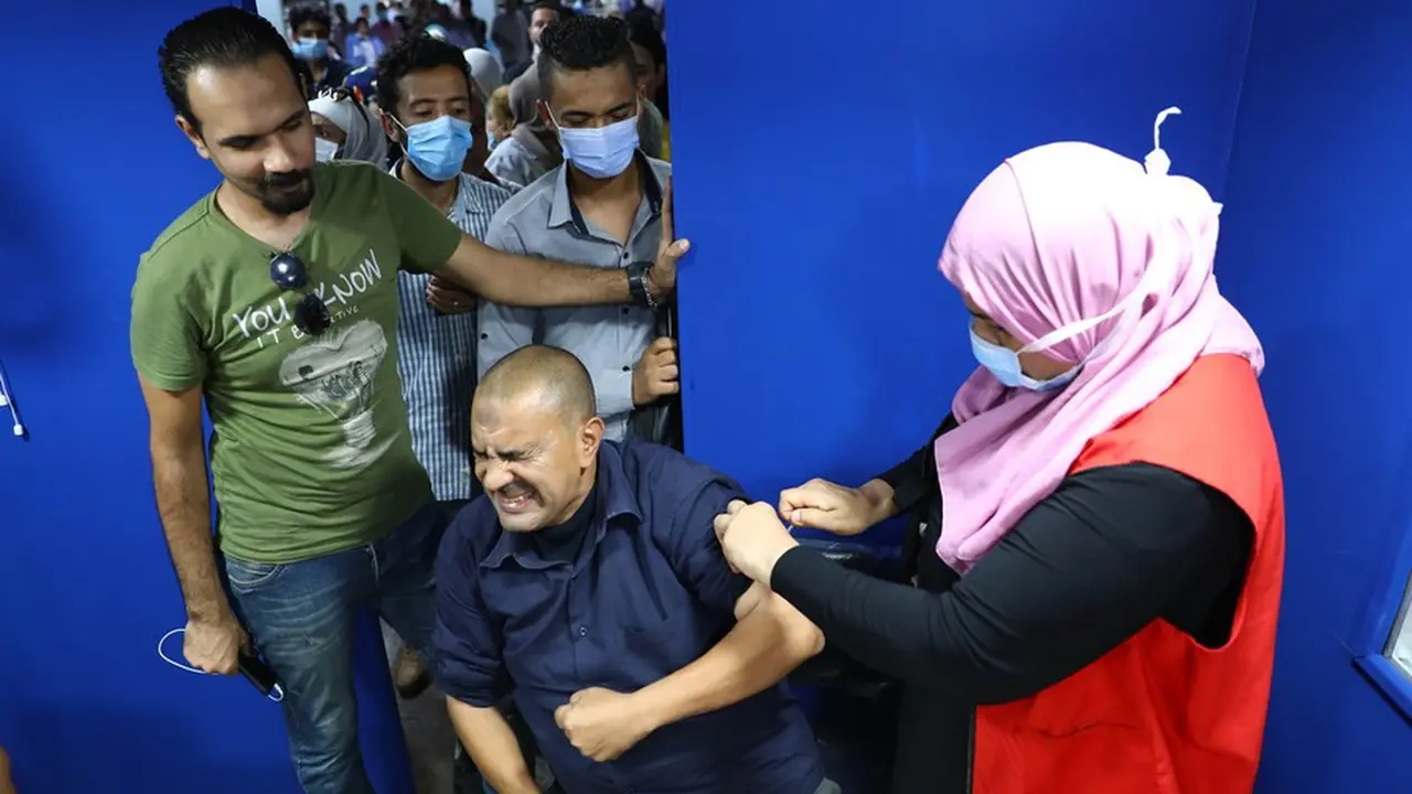 Seorang pria menerima suntikan vaksin COVID-19 di pusat vaksinasi yang berada di sebuah stasiun metro di Kairo, Mesir, pada 14 November 2021. (Xinhua/Ahmed Gomaa)