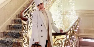 Dengan outfit musim dingin, Syahrini terlihat menenteng tas Hermes Birkin 20 Fabourg, yang ditaksir memiliki harga sekitar Rp2.700.930.000. Foto: Instagram.