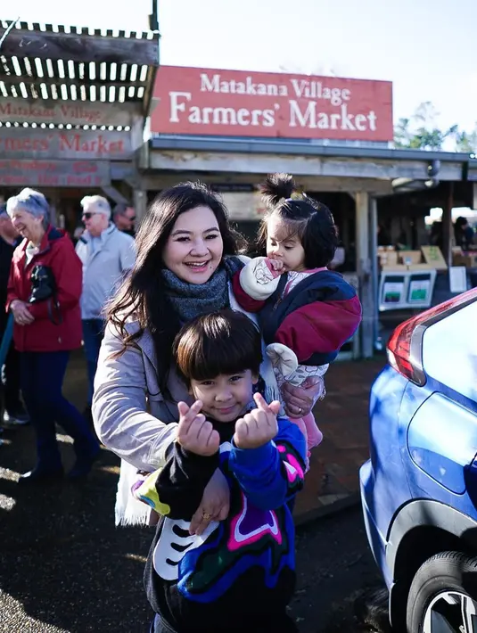 Lama vakum dari dunia akting, Eriska kini memilih fokus menjadi seorang istri dan ibu bagi kedua buah hatinya. Potretnya saat momong anaknya itu pun bak warga lokal. Ia mengajak anaknya mengunjungi pasar tradisional yang menyediakan banyak jajanan dan makanan. (Liputan6.com/IG/@eriskarein)