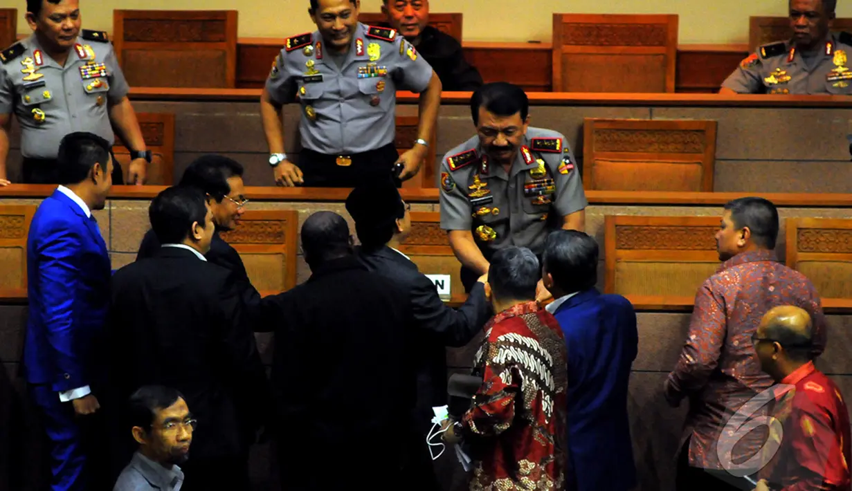 Sejumlah anggota dewan memberikan ucapan selamat kepada Komjen Pol Budi Gunawan yang disetujui oleh Sidang Paripurna sebagai Kapolri, Jakarta, Kamis (15/1/2015). (Liputan6.com/Faisal R Syam) 