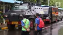 Kendaraan taktis disiagakan saat penjemputan vaksin Covid-19 Sinovac di Terminal Kargo Bandara Soekarno-Hatta, Tangerang, Kamis (31/12). TNI dan Polri diterjunkan untuk mengawal kedatangan vaksin Covid-19 dari Bandara Soetta menuju PT Bio Farma di Bandung. (Liputan6.com/Angga Yuniar)