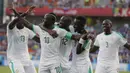 Para pemain Senegal merayakan gol yang dicetak Sadio Mane ke gawang Jepang pada laga grup H Piala Dunia di Yekaterinburg Arena, Yekaterinburg, Minggu (25/6/2018). Kedua negara bermain imbang 2-2. (AP/Vadim Ghirda)