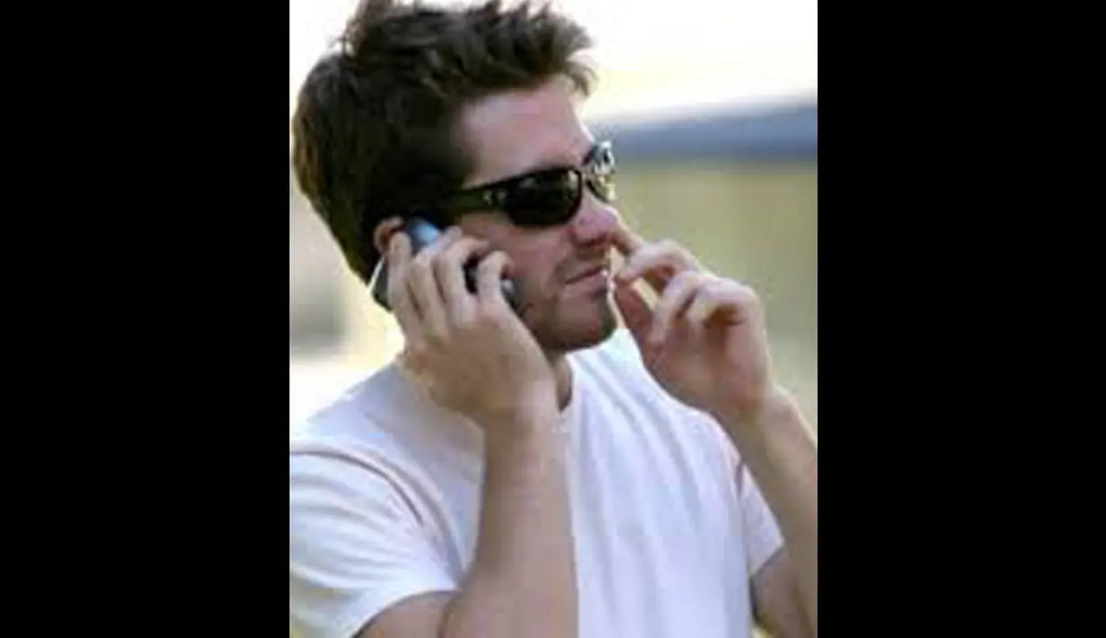 Jake Gyllenhaal ketahuan ngupil saat tengah menelpon. Bahkan, ia asyik mengupil meski tangan satunya lagi memegang ponsel yang ditempelkan di telinganya. (Istimewa)