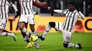 Pemain Juventus, Paul Pogba berusaha mengontrol bola pada laga lanjutan Liga Italia 2022/2023 melawan Torino yang berlangsung di Allianz Stadium, 28 Februari 2023. (AFP/Marco Bertorello)