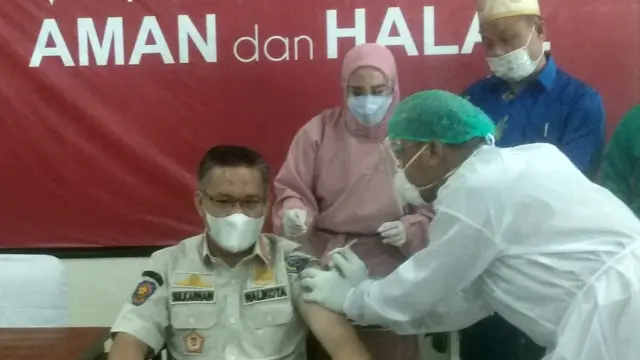 Vaksinasi Covid-19 menggunakan vaksin Sinovac di Kota Kendari, Kamis (14/1/2021).(Liputan6.com/Ahmad Akbar Fua)