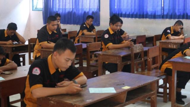 Siswa SMK Muhammadiyah 1 Purbalingga menggarap USBN dengan Ponsel. (Foto: Liputan6.com/Dinkominfo PBG/Muhamad Ridlo)