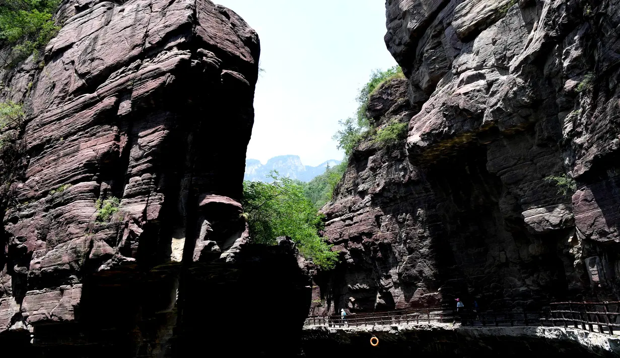 Pemandangan Ngarai Hongshi (Batu Merah) di lokasi wisata Gunung Yuntai di Wilayah Xiuwu, Provinsi Henan, China tengah (28/5/2020). Ngarai di dataran Danxia sepanjang 1,5 kilometer tersebut memiliki batu pasir berwarna kemerahan. (Xinhua/Zhu Xiang)