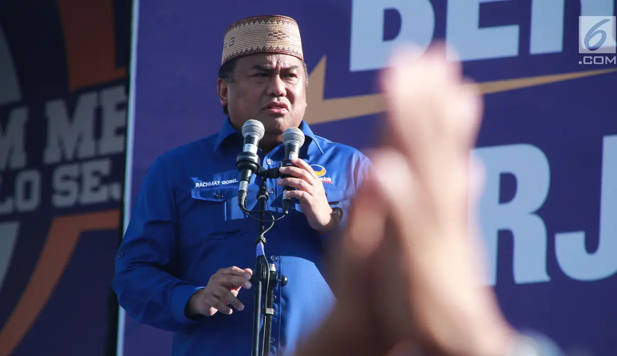 Mantan Menteri Perdagangan Rachmat Gobel memberikan sambutan saat menghadiri Kampanye Rapat Umum di Gorontalo, Minggu (24/3). Partai Nasdem mengawali Kampanye Terbuka di Provinsi Gorontalo. (Liputan6.com/Arfandi Ibrahim)