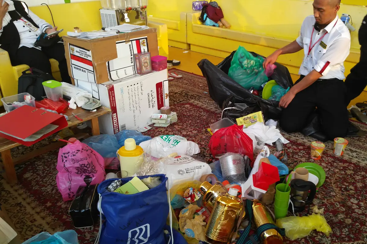 Sejumlah barang bawaan para jemaah haji Indonesia harus ditinggal lantaran melebihin berat yang telah ditentukan (Liputan6.com/Muhammad Ali