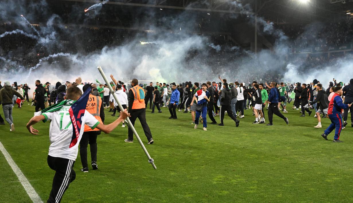 Suporter Saint-Etienne tak mampu membendung amarah usai tim kesayangannya dipastikan terdegradasi dari kasta tertinggi Liga Prancis. (AFP/Jean-Philippe Ksiazek)
