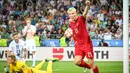 Selebrasi striker Denmark, Rasmus Hojlund setelah mencetak gol ke gawang Slovenia pada laga Grup H Kualifikasi Euro 2024 di Stozice Stadium, Ljubljana, Slovenia (19/6/2023). Saat menghadapi Slovenia pada matchday keempat, Rasmus Hojlund menyumbang satu gol dalam laga ynag berakhir imbang 1-1. Gol dicetak pada menit ke-42. (AFP/Jure Makovec)