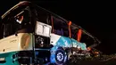 Sebuah bus ditarik keluar setelah terlibat kecelakaan dengan truk di Nitranske Hrnciarovce, Slovakia, Rabu (13/11/2019). Empat dari 12 korban tewas dalam kecelakaan bus yang membawa siswa sekolah menengah tersebut adalah anak-anak. (HaZZ-Presidium of Fire and Rescue Corps via AP)