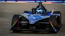 Pebalap Maserati MSG Racing, Maximilian Gunther memacu mobilnya saat sesi latihan bebas Jakarta E-Prix 2023 yang berlangsung di Jakarta Intenational E-Prix Circuit (JIEC), Ancol, Jakarta, Jumat (02/06/2023). Gunther menjadi pebalap tercepat pada sesi ini dengan menorehkan waktu 1 menit 08,946 detik. (Bola.com/Bagaskara Lazuardi)