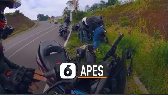 VIDEO: Apes, 2 Motor Penolong Jatuh Saat Bantu Korban Kecelakaan