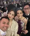 Nagita dan Raffi Ahmad kompak mengenakan pakaian bernuasa warna beige. @raffinagita1717