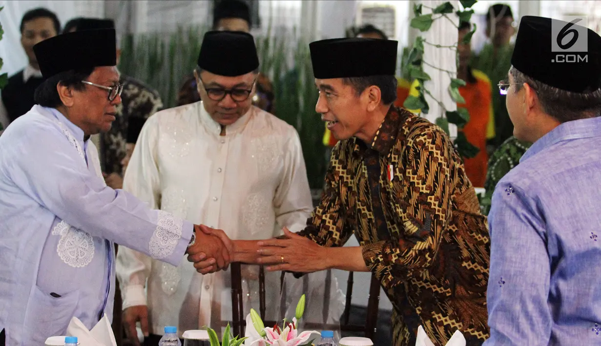 Presiden Jokowi (dua kanan) menyalami Ketua Umum Partai Hanura Oesman Sapta Odang atau OSO (kiri) saat menghadiri buka puasa bersama Ketua MPR Zulkifli Hasan di Rumah Dinas MPR Widya Chandra, Jakarta, Jumat (8/6). (Liputan6.com/JohanTallo)