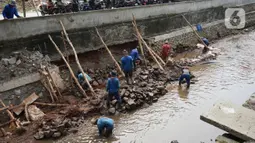 Pekerja menyelesaikan perbaikan turap Kali Pancoran di Jakarta, Rabu (12/8/2020). Perbaikan yang dilakukan merupakan bagian dari perawatan rutin guna memperkuat dinding turap sehingga mencegah kelongsoran. (Liputan6.com/Immanuel Antonius)