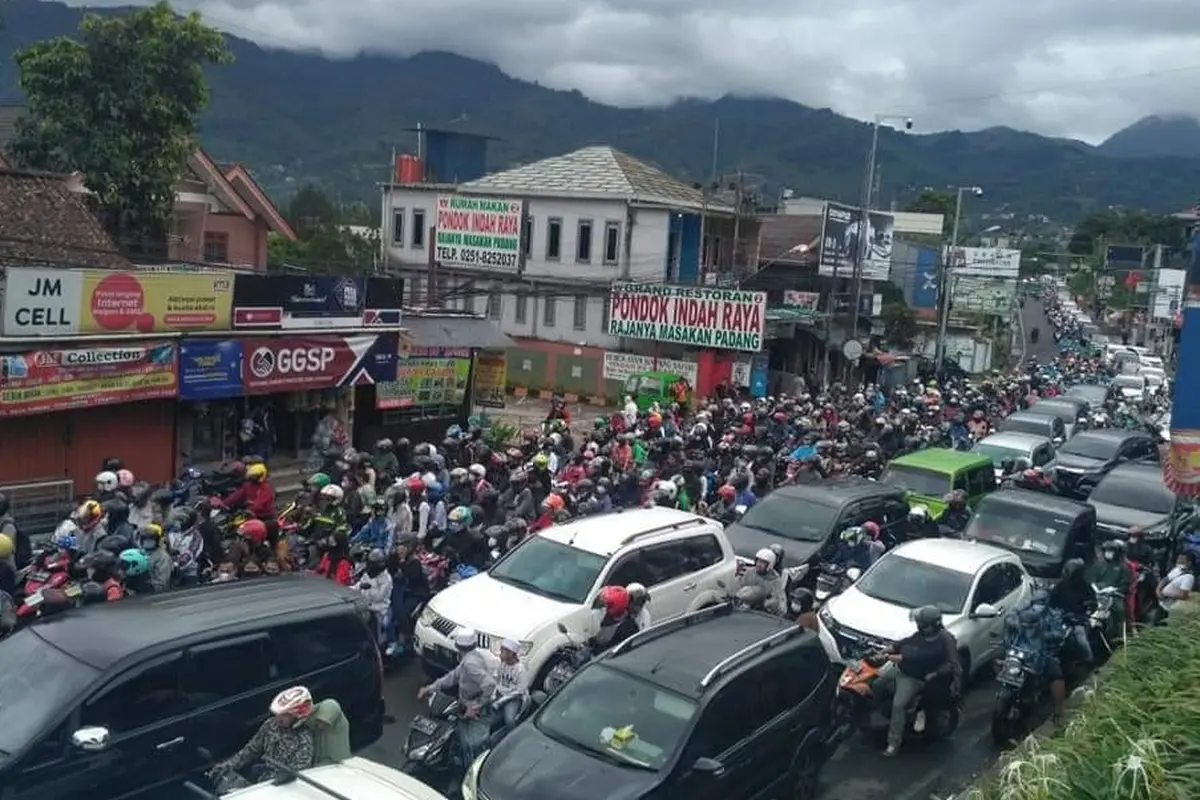Pengguna jalan di jalur Puncak, Jawa Barat, menghabiskan waktu hingga 13 jam untuk sampai ke rumah karena terjebak macet di Jalur Ciawi-Cianjur, sejak Minggu sore hingga Senin dini hari.