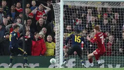 Gelandang Arsenal, Ainsley Maitland-Niles (tengah) mencetak gol ke gawang Liverpool pada laga babak 16 Besar Carabao Cup di Anfield Stadium, Rabu (30/10/2019). Berimbang 5-5 di waktu normal, Liverpool menang 5-4 dalam adu penalti dan maju ke perempatfinal . (AP/Jon Super)