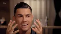 Cristiano Ronaldo ingin mengajak makan bersama kepada perempuan yang telah memberinya makan saat lapar (Dok.YouTube/ITV)