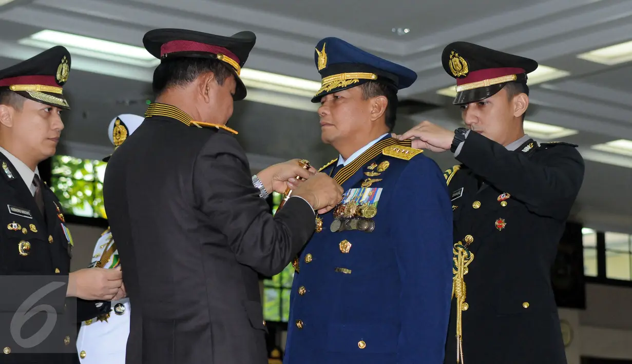 Kapolri Jenderal Pol Badrodin Haiti (kedua kiri) memasangkan Bintang Bhayangkara Utama kepada KSAU Marsekal TNI Agus Supriatna di Mabes Polri Jakarta, Senin (16/5/2016). Acara dihadiri segenap petinggi Mabes Polri. (Liputan6.com/Helmi Fithriansyah)