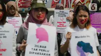 Massa Gerakan Perempuan Anti Kekerasan (Gerak Perempuan) menggelar aksi di Kementerian Pendidikan dan Kebudayaan (Kemdikbud), Jakarta, Senin (10/2/2020). Mereka menuntut Mendikbud Nadiem Makarim untuk membuat peraturan di kampus yang melindungi dari pelecehan seksual. (Liputan6.com/Faizal Fanani)