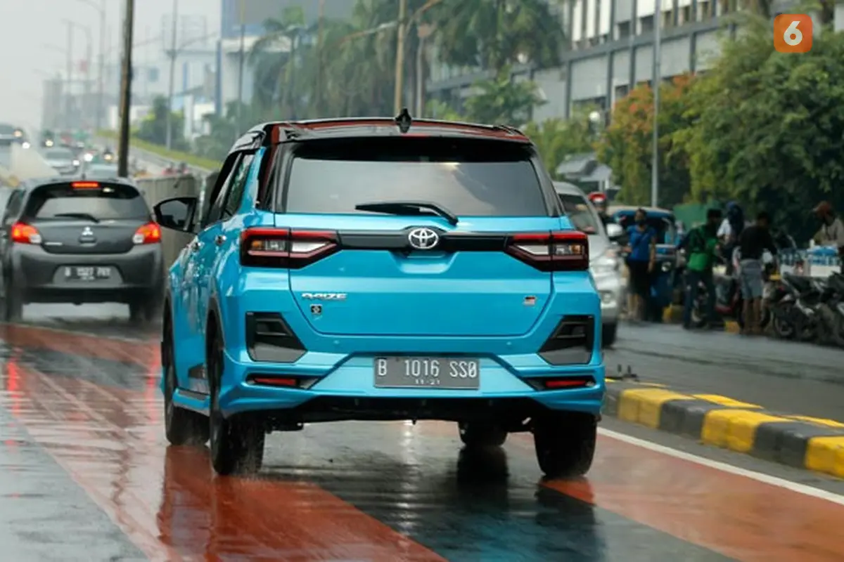 Simak manfaat mencuci mobil setelah kehujanan (Fahmi Rizki/Liputan6)