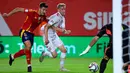 Di babak kedua Spanyol dan Denmark kembali terlibat dalam duel saling balas serangan. (JOSE JORDAN/AFP)