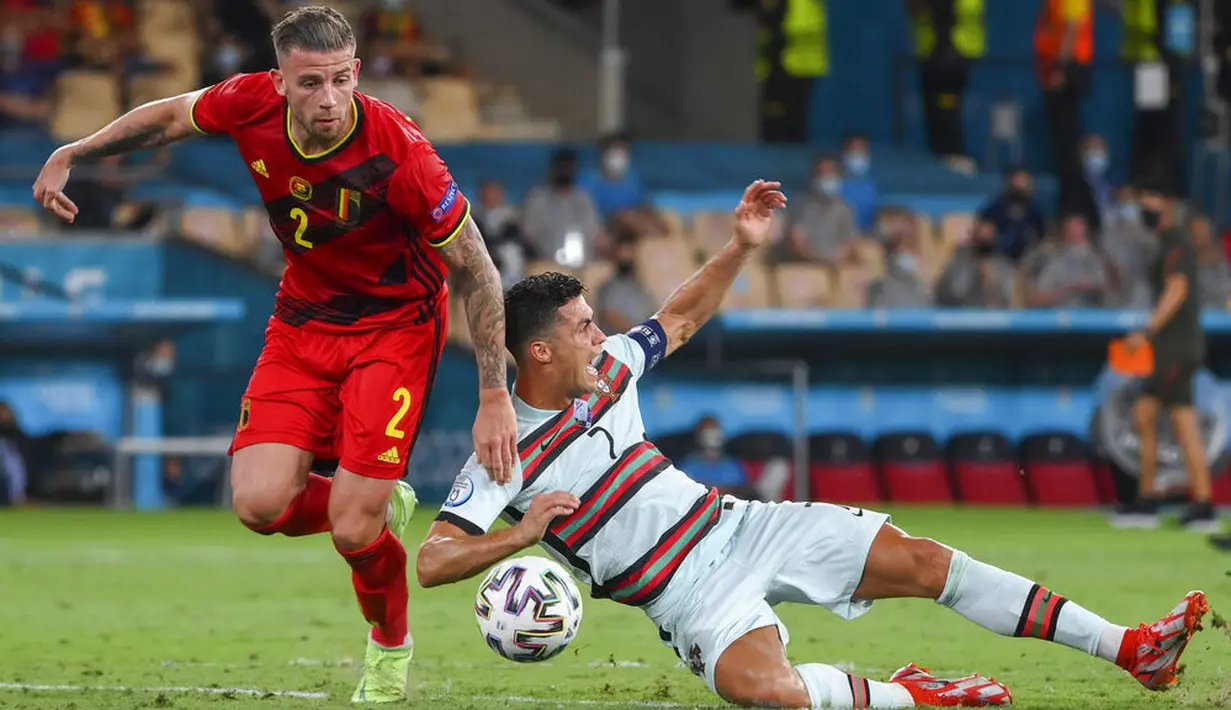 Di babak kedua, upaya Portugal menyamakan kedudukan kembali menemui jalan buntu. Serangan CR7 dan kawan-kawan bisa diredam barisan pertahanan Belgia. (Lluis Gene/Pool Photo via AP)