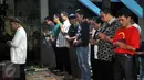 Slank dan sejumlah warga melaksanakan Salat Magrib berjamaah di Markas Slank Jalan Potlot, Jakarta, Rabu (24/6/2015). Slank akan segera meluncurkan single terbaru mereka berjudul “Halal” (Liputan6.com/Panji Diksana)
