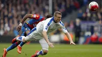 Bek Leicester City, Robert Huth dibikin kesal oleh pemain Crystal Palace karena jersey-nya ditarik sampai lepas.