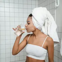 Saat hidrasi kulit menurun, elastisitasnya ikut melemah, tampilan wajah terlihat kusam, dan tekstur kulit terasa lebih kasar.  [Dok/Pexels.com/Ron Lach].