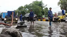 Petugas Dinas Sumber Daya Air (SDA) DKI Jakarta bersiap melakukan upaya penanggulangan genangan air yang belum surut di Jalan Gunung Sahari Raya atau tepat di depan Mangga Dua Square, Jakarta, Selasa (13/1/2026). Hingga Selasa (13/1/2026) siang, banjir yang menggenangi Jalan Gunung Sahari Raya, Jakarta mulai surut. (merdeka.com/magang/Rendi Saputra)
