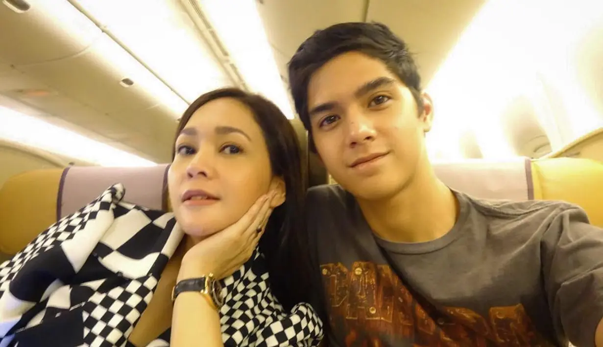 Pemilik nama lengkap Ahmad Al Ghazali Kohler juga berbakat dalam Disk Jockey (DJ). Skill DJ Al ditularkan oleh sang bunda Maia Estianty. Maia memang memiliki kemampuan musik DJ yang membuat dirinya banyak dikagumi publik. (Liputan6.com/IG/@alghazali7)
