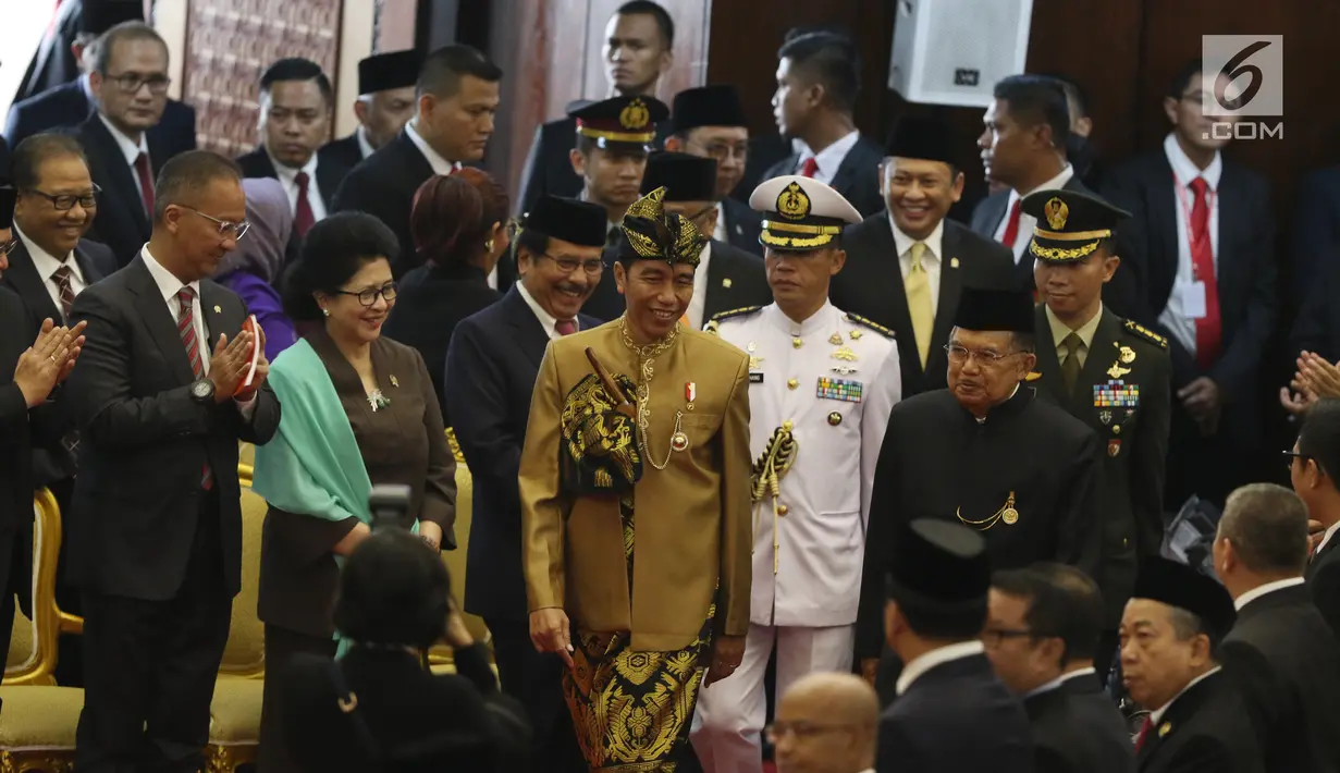 Presiden Joko Widodo dan Wakil Presiden Jusuf Kalla menghadiri Sidang Bersama DPD-DPR di Kompleks Parlemen, Senayan, Jakarta, Jumat (16/8/2019). Di Sidang Bersama DPR-DPD ini Jokowi mengenakan pakaian adat Sasak NTB sementara Wapres JK memakai baju khas Betawi. (Liputan6.com/Johan Tallo)