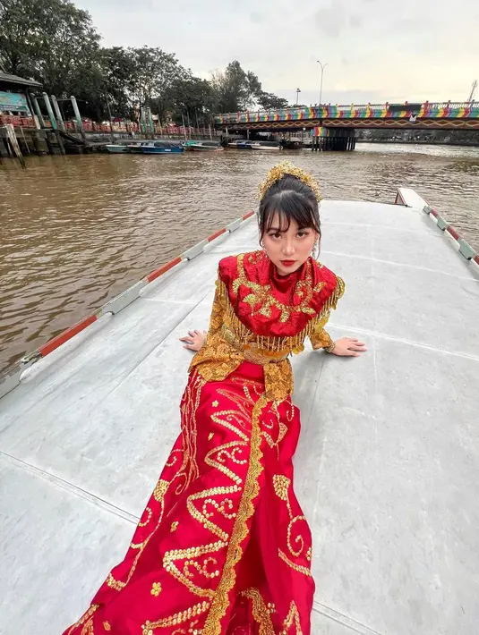 Selama di sana, pelantun lagu Rinduku ini mengenakan baju adat Banjar nuansa warna merah dan kuning.