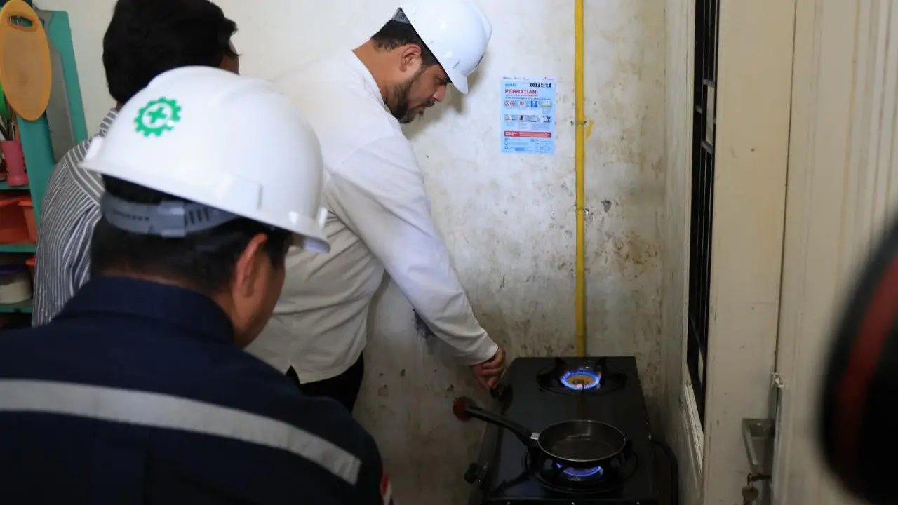 Wali Kota Probolinggo Habib Hadi Zainal Abidin  meninjau langsung penggunan jaringan gas rumah tangga di Kecamatan Kanigaran (Istimewa)