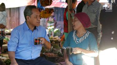 Calon gubernur Nusa Tenggara Timur (NTT) Benny K Harman sambil minum kopi mendengar curhatan pedagang di Kabupaten Timor Tengah Selatan, NTT, Senin (12/2). Pedagang tersebut mengeluhkan tingginya kredit pinjaman koperasi. (Liputan6.com/Pool/Dodi)
