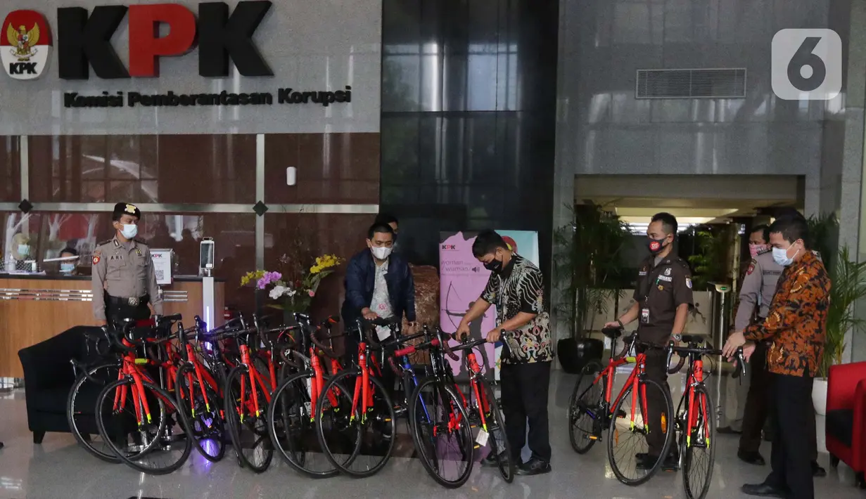 Petugas menyusun sepeda jenis Road Bike di lobby Gedung KPK, Jakarta, Jumat (19/3/2021). KPK menerima 13 unit sepeda dari pihak yang mewakili tersangka suap perizinan pengelolaan komoditas perairan tahun 2020, Syafri, Staf Khusus mantan Menteri KKP, Edhy Prabowo. (Liputan6.com/Helmi Fithriansyah)