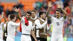 Para pemain Uruguay menyapa fans usai pertandingan melawan Mesir pada grup A Piala Dunia 2018 di Yekaterinburg Arena di Yekaterinburg, Rusia, (15/6). Uruguay menang dramatis atas Mesir 1-0. (AP Photo / Natacha Pisarenko)