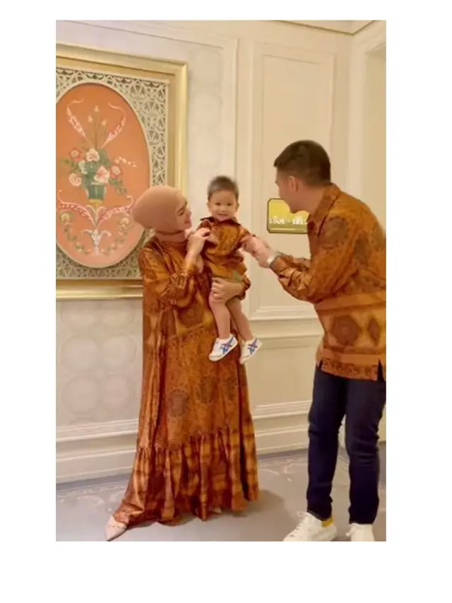7 Gaya Citra Kirana, Rezky Aditya dan Baby Athar Pakai Baju Couple, Kompak Banget