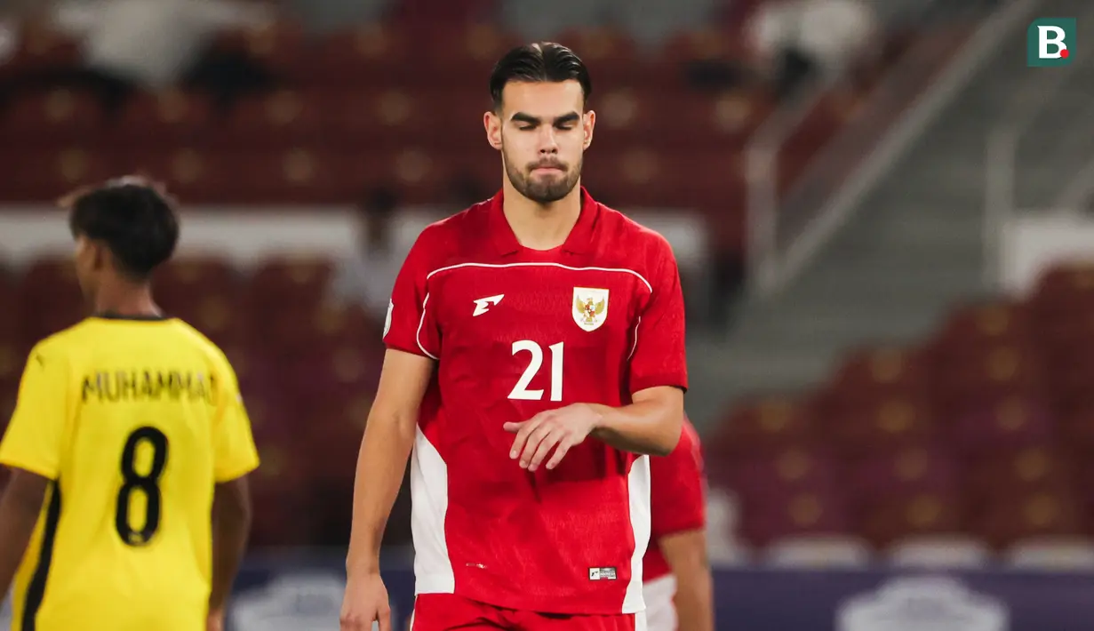 Jens Raven tampak bingung usai gagal menetak gol ke gawang Malaysia pada laga pemungkas Grup A Piala AFF U-23 2025, Senin (21/7/2025). (Bola.com/Abdul Aziz)