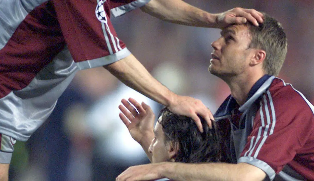 Pemain Bayern Munchen, Jens Jeremis Michael Tarnat tampak sedih usai ditaklukkan Manchester United pada laga final Liga Champions di Stadion Camp Nou, Barcelona (26/5/1999). Manchester United menang 2-1 atas Bayern Munchen. (AFP/Patrick Hertzog)