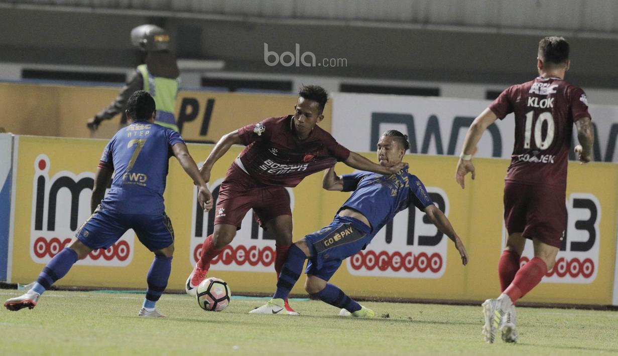 Gelandang Persib Bandung, Kim Jeffrey Kurniawan, berusaha menghadang laju striker PSM Makassar, M Rahmat pada laga lanjutan Liga 1 di Stadion GBLA, Bandung, Rabu, (5/7/2017). (Bola.com/M Iqbal Ichsan)